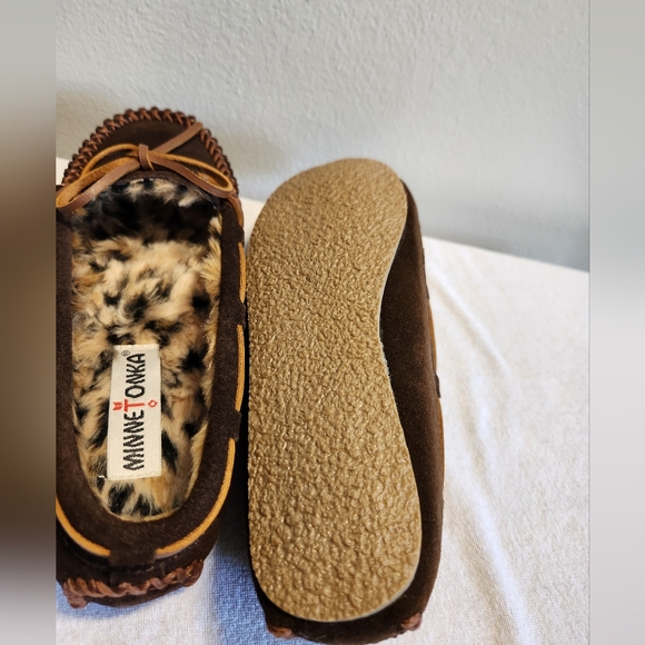 Minnetonka Chocolate/Brown Slippers- Size 6 - Picture 2 of 8